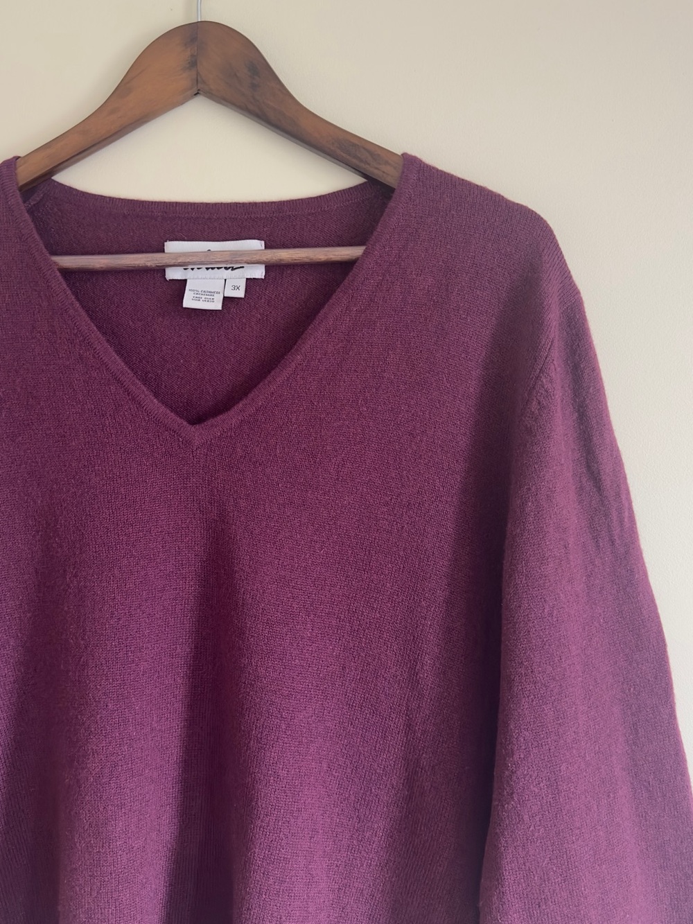 100% Cashmere V-Neck Sweater in Plum
